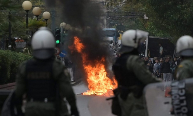 Επεισόδια στην ΑΣΟΕΕ - Έβαλαν φωτιά σε κάδους