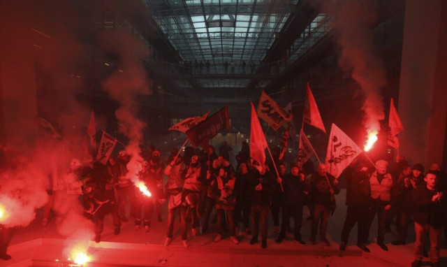 «Καζάνι που βράζει» η Γαλλία – Διαδηλωτές εισέβαλαν με καπνογόνα στα γραφεία της BlackRock