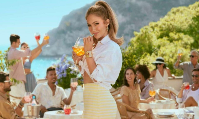 Τζένιφερ Λόπεζ: Διαφημίζει αλκοολούχο ποτό και δεν πίνει - Πυρά από θαυμαστές της