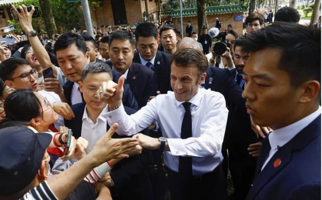 Μακρόν: Με selfie και high five τον υποδέχθηκαν οι Κινέζοι
