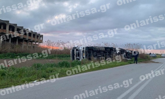 Λάρισα: Σοβαρό τροχαίο - Νταλίκα τούμπαρε δίπλα στον δρόμο