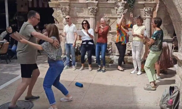 Υπέροχο βίντεο: Τουρίστες κάνουν «ζωάρα» στο Ρέθυμνο!
