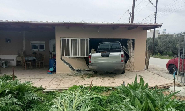 Κρήτη: Αγροτικό εισέβαλε σε... σαλόνι σπιτιού