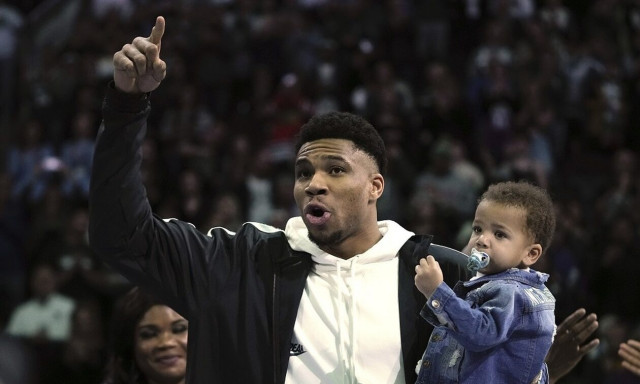 NBA: Θέλει το δεύτερο δαχτυλίδι ο Αντετοκούνμπο - Τιμήθηκε από Μπακς στην ήττα από Γκρίζλις (vids)