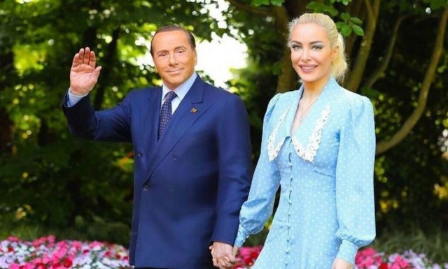 Μπερλουσκόνι: Ποια είναι η 33χρονη γυναίκα της ζωής του - Το «γαμήλιο» πάρτι των 400.000 ευρώ