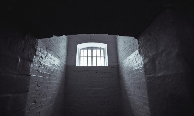 Νότια Αφρική: Ο «βιαστής του Facebook» παρίστανε τον νεκρό, δραπέτευσε και συνελήφθη έναν χρόνο μετά