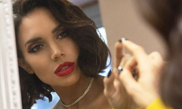 Βέροια: «Έλουσαν» τραγουδίστρια με 700 πανέρια γαρύφαλλα