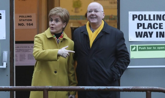 Σκωτία: Η πρώτη εμφάνιση της Στέρτζον μετά την έρευνα στο σπίτι της και τη σύλληψη του συζύγου της