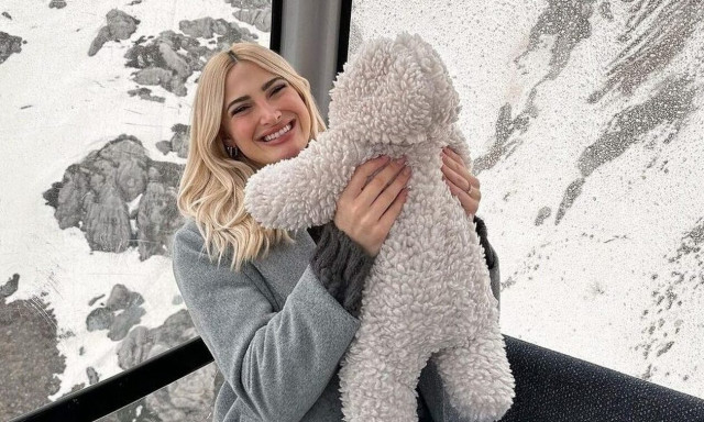 Ιωάννα Τούνη: Κάνει τα beaute της και θηλάζει τον 4 μηνών γιο της