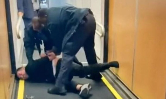 ΗΠΑ: Πανικός σε πτήση της American Airlines - Πέρασαν χειροπέδες σε πελάτη... για ένα κοκτέιλ