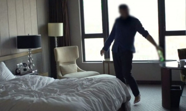 Κρήτη: Τουρίστες είδαν μεθυσμένο άνδρα να κάθεται στο μπαλκόνι τους