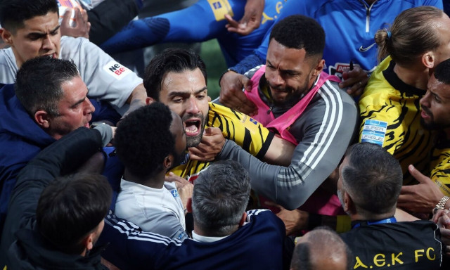 ΑΕΚ – Άρης: Χαμός λίγο πριν το φινάλε! – Σύρραξη ανάμεσα στους δύο πάγκους (video)