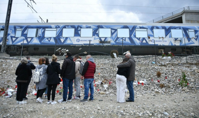Τέμπη: Δάκρυα και ανείπωτος πόνος από συγγενείς στον τόπο της τραγωδίας