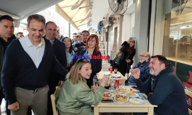 Μητσοτάκης: Το χιουμοριστικό του σχόλιο έξω από ψητοπωλείο - «Από Μεγάλη Παρασκευή θα νηστέψετε;»