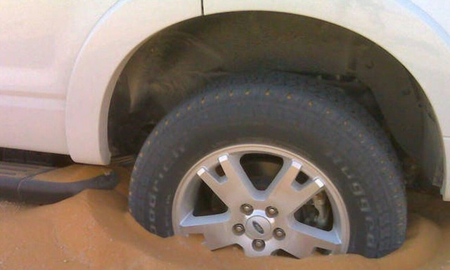 Δείτε τι κάνουν οι Άραβες για να ξεκολλούν τα αυτοκίνητα στην άμμο