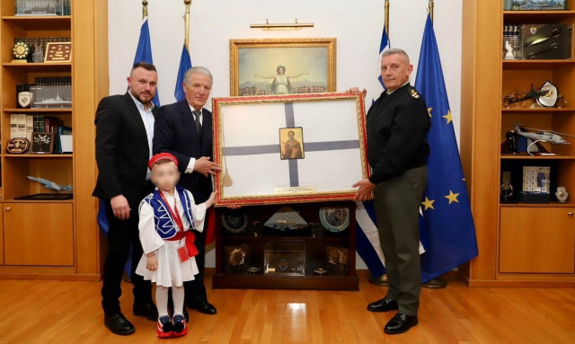 Απόγονοι Αγωνιστών του 1821 δώρισαν στο ΓΕΕΘΑ τη σημαία της Τριπολιτσάς - Συνάντηση με τον Κ. Φλώρο