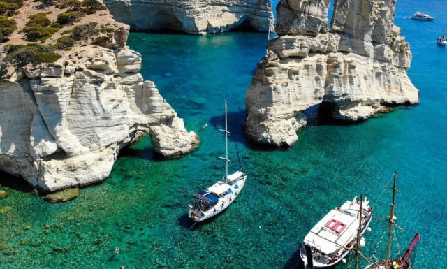 Κλέφτικο: Κολυμπώντας σε ένα εξωπραγματικά υπέροχο τοπίο του Αιγαίου