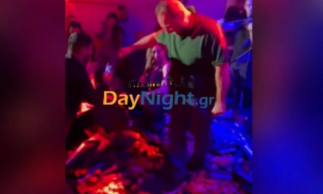 Δέσποινα Βανδή: Επιχειρηματίας τα... έσπασε στο Ρέθυμνο και χόρεψε το ζεϊμπέκικο του Μπισμπίκη