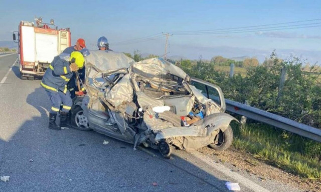Τρίκαλα: Θρήνος στην κηδεία του Λοχία που σκοτώθηκε με τη σύζυγό του σε τροχαίο