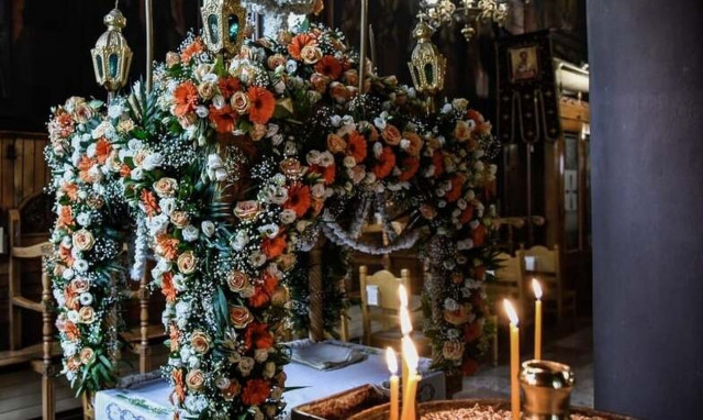 Πάτρα: Πώς γίνεται ο στολισμός του Επιταφίου στις ενορίες - Τι συμβαίνει στη Μητρόπολη