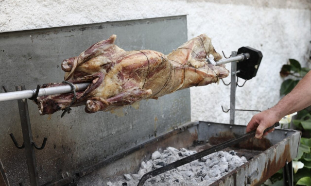 Πάσχα: Αυτός είναι ο λόγος που βάζουμε το αρνί στη σούβλα