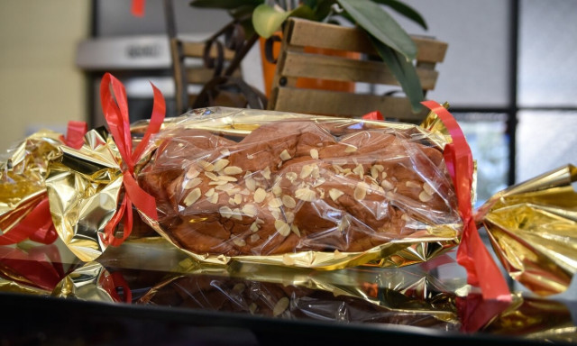 Πάσχα: Οι πλεξούδες στα τσουρέκια και τα κουλουράκια δεν είναι τυχαίες - Τι συμβολίζουν