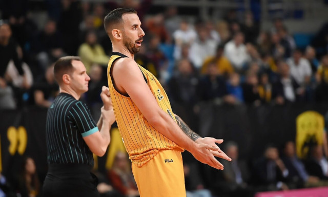 Basketball Champions League: Νέα επεισόδια στο ΑΕΚ – Χάποελ | Χρήση κρότου λάμψης έξω από το κλειστό