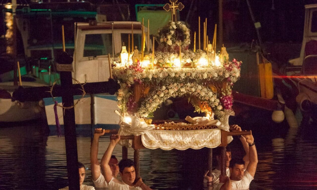 Μεγάλη Παρασκευή: Ο λόγος που περιφέρουν τον Επιτάφιο στη θάλασσα στην Ύδρα