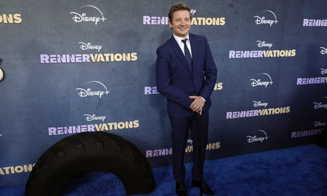 Tζέρεμι Ρένερ: Εμφανίστηκε στο κόκκινο χαλί με μπαστούνι μετά το σοβαρό ατύχημα