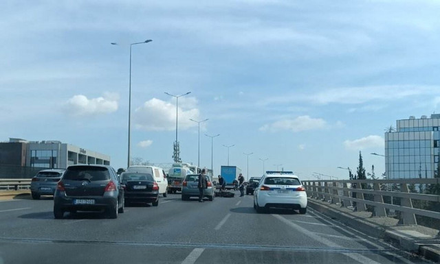 Σοβαρό τροχαίο στον Κηφισό: Σύγκρουση αυτοκινήτου με μηχανή - Ένας τραυματίας