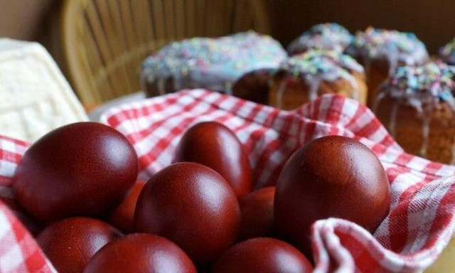 Tα Έθιμα της Μεγάλης Πέμπτης: Τι συμβολίζουν τα κόκκινα αυγά