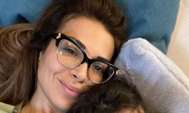 Ελένη Χατζίδου: Η πρωτότυπη λαμπάδα που πήρε η κόρη τους για την Ανάσταση