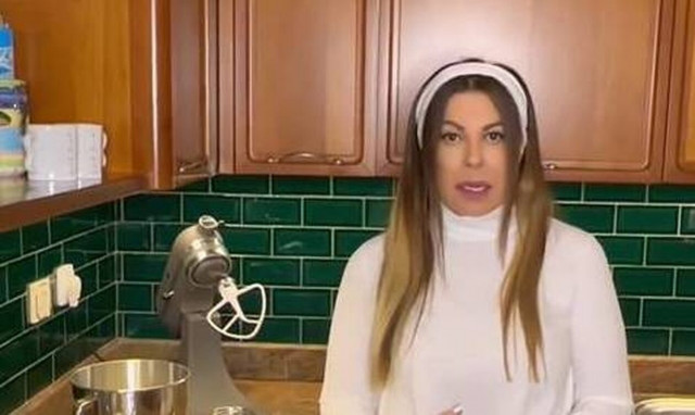 Η Άντζελα Δημητρίου ντυμένη στα λευκά φτιάχνει πασχαλινά κουλουράκια