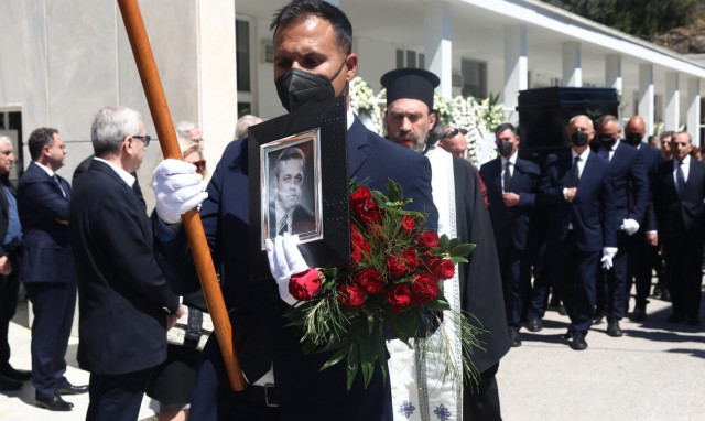 Το τελευταίο αντίο στον Γιώργο Μπόμπολα - Πλήθος κόσμου στο Α Νεκροταφείο