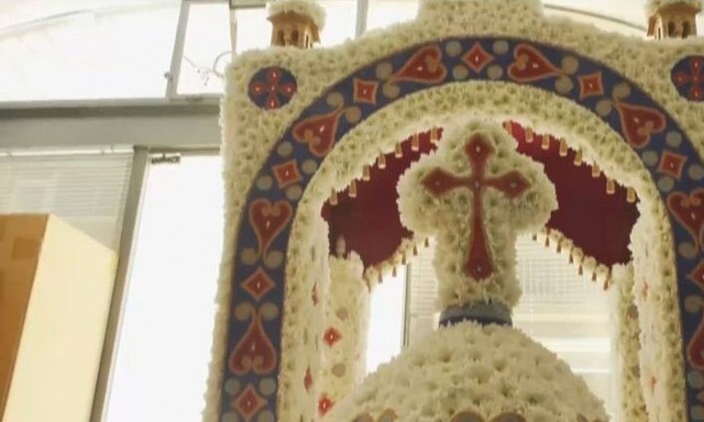 Πάσχα 2023: Ο ξεχωριστός επιτάφιος του Αγίου Βασιλείου στην Τρίπολη με 500.000 πέρλες