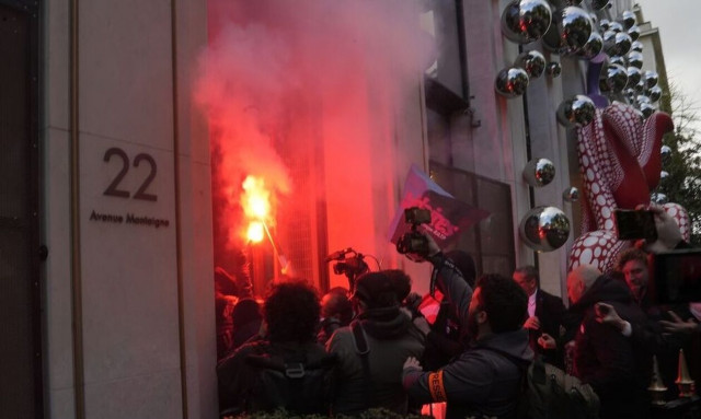 Εισβολή στη Louis Vuitton: «Να φορολογηθούν οι δισεκατομμυριούχοι»