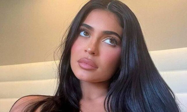 Κάιλι Τζένερ: Δημοσίευσε βίντεο με τον ενός έτους γιο της να κάνει τα πρώτα του βήματα