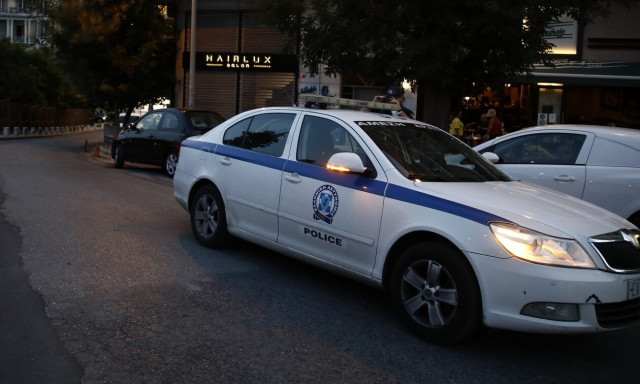 Παλαιό Φάληρο: Λήστεψε σούπερ μάρκετ, τράκαρε, τραυματίστηκε και το έβαλε στα πόδια