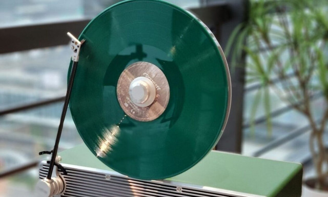 Όρθιο πικάπ χαιρετίζει την επέλαση του βινυλίου