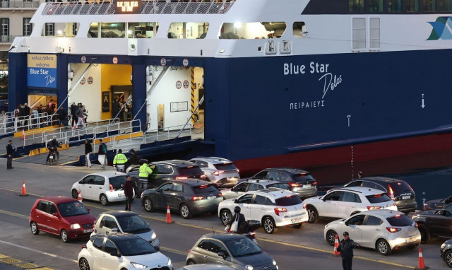 Περισσότερα από 270.000 αυτοκίνητα εγκατέλειψαν την Αθήνα - Γεμάτα φεύγουν τα πλοία