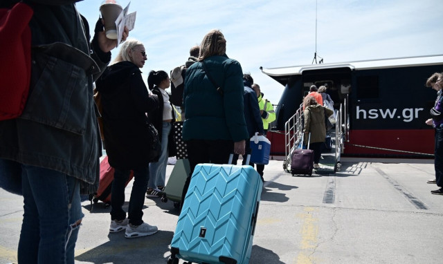 Departure of Athenians for Orthodox Easter picks up the pace at Attica ports on Good Friday