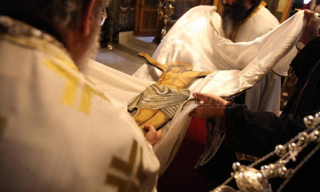 Μεγάλη Παρασκευή: Ρίγη συγκίνησης στη μοναδική Αποκαθήλωση στη Μονή Πεντέλης (pics)