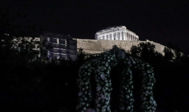 Μεγάλη Παρασκευή: Με κατάνυξη η περιφορά του Επιταφίου σε όλη τη χώρα