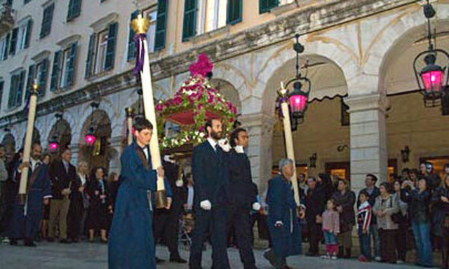 Μεγάλη Παρασκευή: Η δωδεκάωρη περιφορά των Επιταφίων στο νησί των Φαιάκων