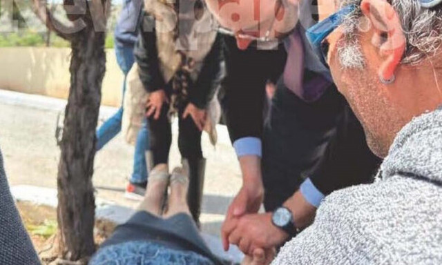 Βόλος: Βουλευτής σώζει ηλικιωμένη που κατέρρευσε στον Επιτάφιο