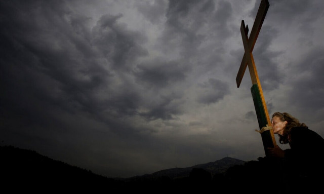 Με συννεφιά και βροχές η περιφορά του Επιταφίου – Ποιες περιοχές θα επηρεάσει η κακοκαιρία το Πάσχα