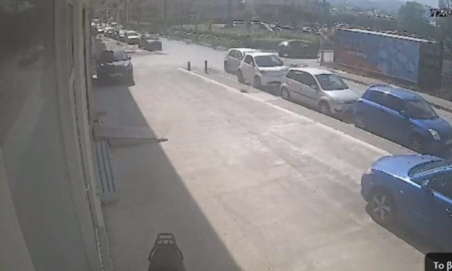 Ηράκλειο: Η στιγμή που Ι.Χ. περνάει από διασταύρωση και πέφτει σε σταθμευμένα οχήματα