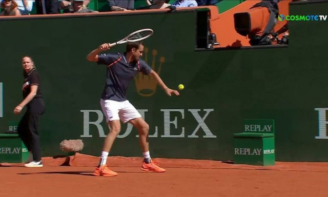 Τένις: «Τρελάθηκε» ξανά ο Μεντβέντεφ – Χτύπησε μπαλάκι στον τοίχο και τα έβαλε με τον κόσμο