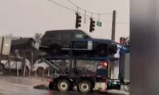 ΗΠΑ: Τρένο συγκρούστηκε με φορτηγό γεμάτο αυτοκίνητα εν μέσω καταιγίδας