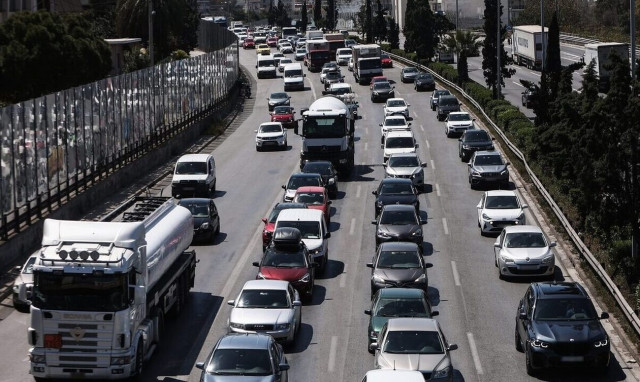 Traffic police reported that a total of 576,914 cars have left Athens for Easter
